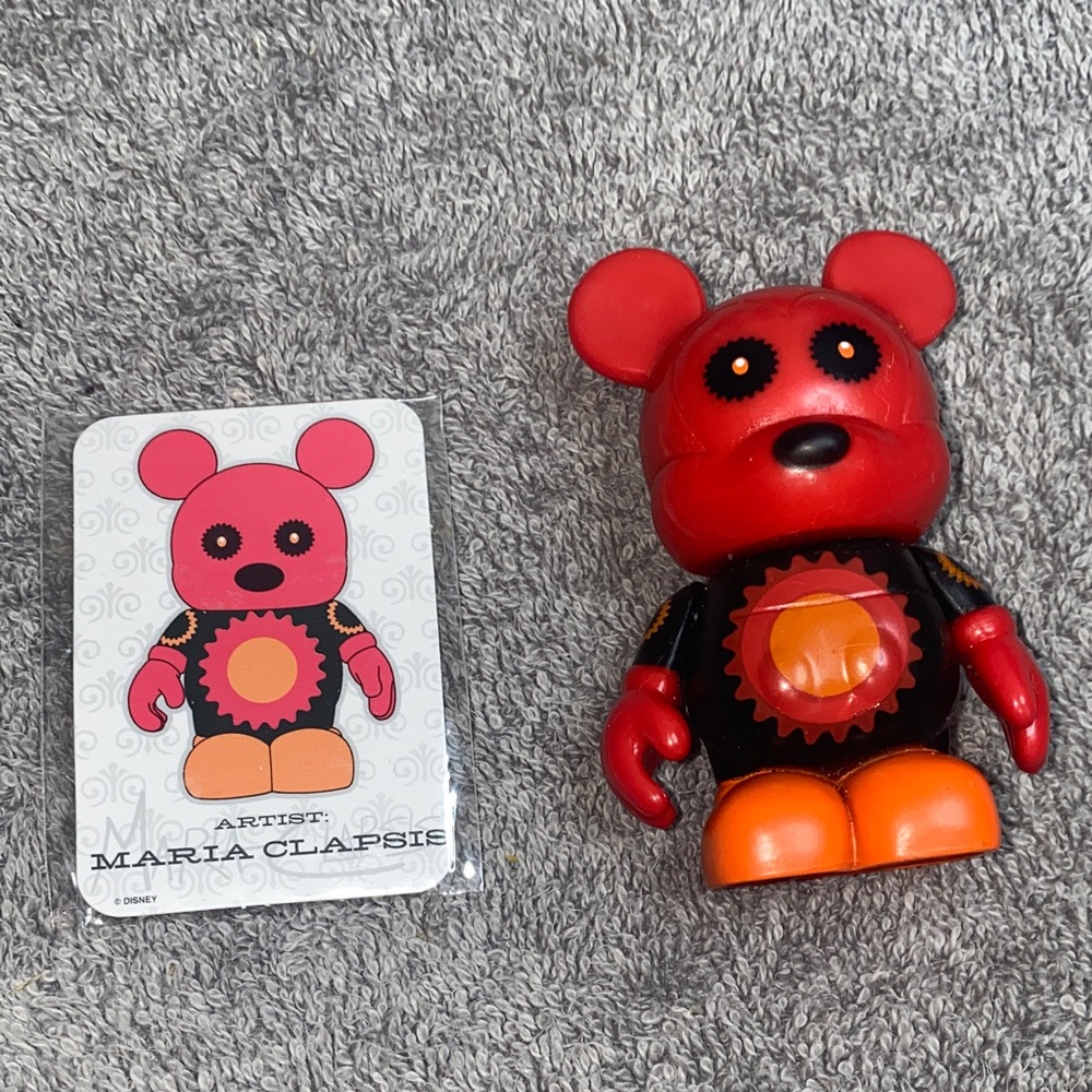 🌵 Retired Disney Vinylmation ‘Red Gears Bear’ from the "Urban Series 5"!